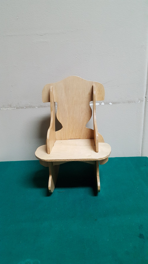 pop oma op houten stoel